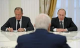 Tổng thống Putin và Ngoại trưởng Sergey Lavrov trong cuộc gặp với Ngoại trưởng Syria Walid Muallem tại Điện Kremlin ngày 29/6. Ảnh: AP