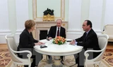 Tổng thống Nga Vladimir Putin (giữa), Thủ tướng Đức Angela Merkel (trái) và Tổng thống Pháp Francois Hollande tại cuộc hội đàm ở Moskva ngày 6/2. (Ảnh: AFP/ TTXVN)