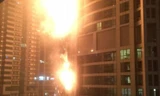 Tòa nhà chọc trời ở Dubai bị cháy ngày 21/2. Ảnh: AP.