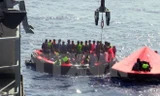 Những người di cư bất hợp pháp trên biển Địa Trung Hải ngoài khơi Libya ngày 5/8. (Nguồn: AFP/TTXVN) 