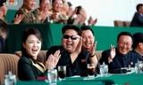 [ẢNH] Vợ ông Kim Jong-un rạng rỡ ngày tái xuất