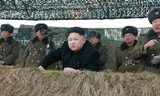 Nhà lãnh đạo CHDCND Triều Tiên Kim Jong-un thị sát một cuộc diễn tập quân sự