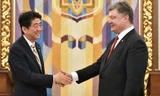 Thủ tướng Nhật Bản Shindzo Abe và Tổng thống Ukraine Petro Poroshenko tại cuộc gặp ở Kiev