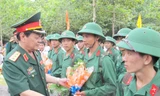 Thượng tướng Nguyễn Thành Cung tặng hoa, động viên thanh niên huyện Trảng Bàng (Tây Ninh) lên đường nhập ngũ.