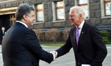 Phó Tổng thống Mỹ Joe Biden trong một cuộc gặp Tổng thống Ukraine Petro Poroshenko