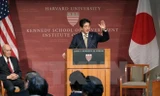 Thủ tướng Nhật Bản Shinzo Abe phát biểu tại Trường đại học Harvard trong khuôn khổ chuyến thăm Mỹ. (Nguồn: Kyodo/TTXVN)