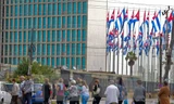 Người dân Cuba xếp hàng bên ngoài một văn phòng của Mỹ ở thủ đô Havana ngày 9/1. (Ảnh: AFP/ TTXVN)