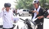 Vợ mất, người cha đeo khăn tang chở con đi thi