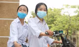 Luyến (phía trước) đưa Dung đi học suốt 3 năm THPT
