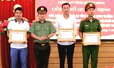 Thiếu tướng Đinh Văn Nơi tặng giấy khen cho 3 cá nhân dũng cảm cứu người