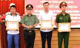 Thiếu tướng Đinh Văn Nơi tặng giấy khen cho 3 cá nhân dũng cảm cứu người
