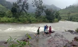 Suối chảy xiết khiến lực lượng cứu hộ chưa thể qua để tiếp cận 36 du khách mắc kẹt, chiều 30/11. 