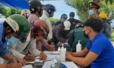 Người dân thực hiện khai báo y tế tại chốt kiểm soát dịch.