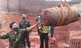 Cơ quan chức năng tỉnh Bắc Giang di chuyển quả bom đến nơi hủy nổ
