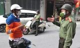Theo chân đội tuần tra lưu động xử lý người vi phạm giãn cách ở Hà Nội