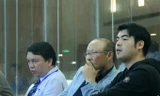 Lee Dong-jun (phải) ngồi cùng HLV Park và ông Lê Hoài Anh - Tổng thư ký VFF.
