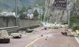 Đất đá văng trên đường sau trận động đất tại huyện Lô Định, tỉnh Tứ Xuyên, Trung Quốc, ngày 5/9/2022. Ảnh: THX/TTXVN