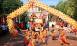 Múa Lân Sư Rồng chào mừng Lễ nghinh thần, rước sắc phong và bằng công nhận di tích từ mộ Thầy Thím về dinh Thầy Thím. Ảnh tư liệu: Nguyễn Thanh/TTXVN