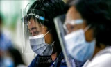 Nhân viên y tế đeo khẩu trang và tấm chắn nhựa phòng lây nhiễm COVID-19 tại Manila, Philippines. Ảnh: THX/TTXVN