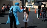 Xét nghiệm COVID-19 cho trẻ em ở bang California. Ảnh: REUTERS
