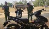 Xe máy của nam thanh niên để lại trước khi bỏ trốn. Ảnh CTV