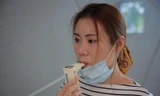 Người dùng chỉ mất 10 giây để thở vào máy và chưa đầy 2 phút sau có kết quả COVID-19. Ảnh: Straits Times