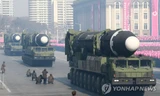 Tên lửa Hwasong-15 xuất hiện trong một cuộc diễu hành quân sự tại Quảng trường Kimilsung ở Bình Nhưỡng để kỷ niệm 70 năm thành lập Lực lượng vũ trang. Ảnh: Yonhap