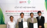 TS. Lê Nguyên Bảo - Hiệu trưởng ĐH Duy Tân (thứ 2 từ trái sang) và ông Shohei Yabuki - Giám đốc Đại diện JOOSS tại Việt Nam (thứ 2 từ phải sang) 