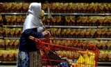 Một phụ nữ tìm mua dầu ăn trong siêu thị ở Indonesia ngày 27/3. Ảnh: Reuters