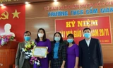 Liên đoàn Lao động tỉnh Hải Dương trao giải Nhất tặng đoàn viên Lương thị Thêu, trường THCS Cẩm Giang, huyện Cẩm Giàng. Ảnh: Diệu Thuý