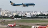 Sân bay Tân Sơn Nhất tạm đóng một đường băng