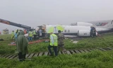 Ấn Độ: Máy bay hạ cánh trượt đường băng, gãy làm đôi