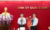 Bí thư Tỉnh ủy, Chủ tịch HĐND tỉnh Quảng Ninh Nguyễn Xuân Ký trao quyết định và chúc mừng đồng chí Vũ Quyết Tiến