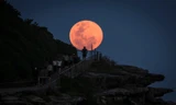 Chiêm ngưỡng 'trăng Thợ săn' siêu to, đẹp nhất năm lung linh bầu trời nhiều quốc gia