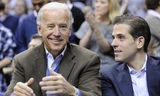 Ứng viên Joe Biden và con trai Hunter Biden (phải). Ảnh: AP.