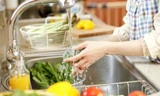 Sai lầm khi rửa trái cây và rau quả khiến vừa mất hết chất vừa rước độc vào người