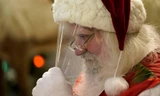 Ông già Noel trong năm đại dịch COVID-19 có thêm phụ kiện là mặt nạ ngăn giọt bắn. (Nguồn: DPA)