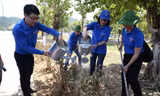 Đoàn tình nguyện đã trồng tặng khu di tích lịch sử Truông Bồn công trình vườn cây thanh niên với 1.000 cây hoa mua hoa sim.