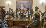 Các chỉ huy Taliban kiểm soát Phủ Tổng thống Afghanistan tại Kabul, ngày 15/8. (Ảnh: AP/TTXVN)