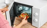 Hâm nóng thực phẩm bằng lò vi sóng nhớ kỹ những điều này kẻo biến món ngon thành 'thuốc độc'