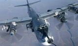 Máy bay ném bom chiến lược Tu-95MS tiếp nhiên liệu trên cao hơn 5.000 mét