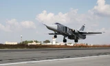 Một máy bay tấn công Su-24 của Nga cất cánh từ căn cứ không quân Khmeimim ở Syria. Ảnh: Sputnik