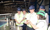 Ông Lê Quốc Phong tham quan hoạt động sản xuất tại Công ty TNHH Nhà máy Bia Heineken Việt Nam - Tiền Giang.