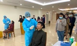 Dân văn phòng Hà Nội xếp hàng lấy mẫu xét nghiệm COVID-19 trong ngày đầu đi làm