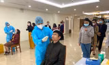 Dân văn phòng Hà Nội xếp hàng lấy mẫu xét nghiệm COVID-19 trong ngày đầu đi làm