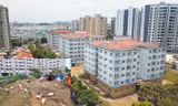 Dân thiếu nơi ở, nhà tái định cư xây xong bỏ hoang thành nơi nuôi gà vịt