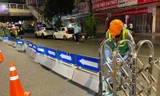 Công nhân hối hả lắp dải phân cách cứng tách ô tô, xe máy đường Nguyễn Trãi trong đêm