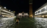 Triều cường lịch sử ‘nhấn chìm’ Venice, người dân bơi trên đường phố