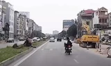 Nam sinh đi xe máy suýt bị ô tô tông vì sang đường bất cẩn
