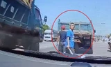 Tài xế xe ben chặn đầu, cầm hung khí đe dọa tài xế ôtô